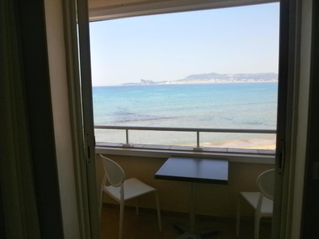 Hotel Au Tapis De Sable Saint-Cyr-sur-Mer Habitación foto