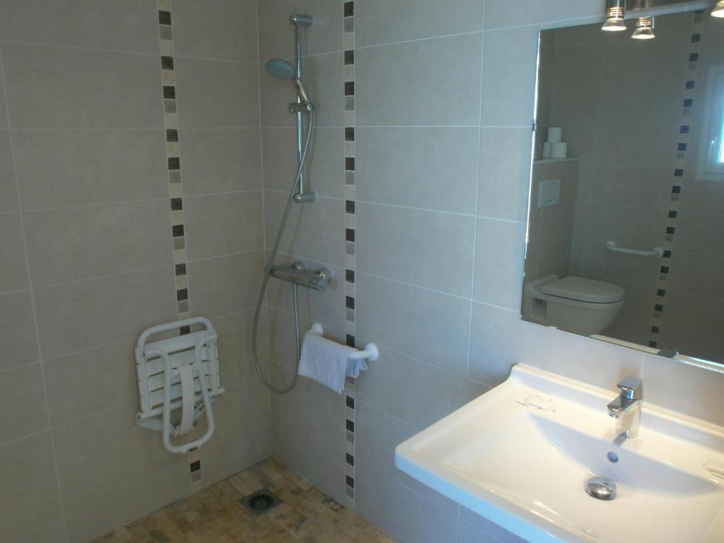 Hotel Au Tapis De Sable Saint-Cyr-sur-Mer Habitación foto