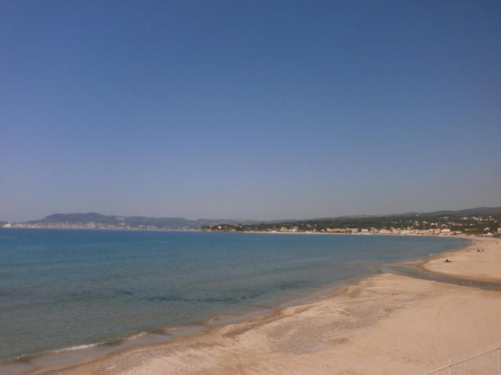 Hotel Au Tapis De Sable Saint-Cyr-sur-Mer Habitación foto
